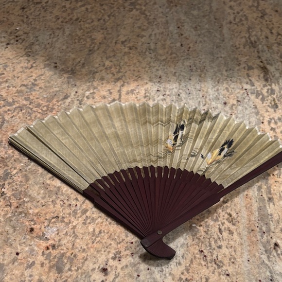 Elegant Folding Hand Fan with Bird Design - Picture 2 of 5